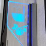 駿河湾沼津サービスエリアに設置された本トイレ施設では、ハーツエンタープライズ株式会社による満空表示システムが導入されており、各個室の使用状況がひと目で分かるようになっています。青色ランプは空室、赤色ランプは使用中を示し、利用者の混雑ストレスを軽減。清潔で明るい内装デザインに加え、天井のグリーンオブジェも注目ポイントです。