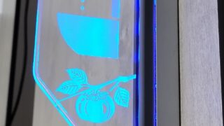 駿河湾沼津サービスエリアに設置された本トイレ施設では、ハーツエンタープライズ株式会社による満空表示システムが導入されており、各個室の使用状況がひと目で分かるようになっています。青色ランプは空室、赤色ランプは使用中を示し、利用者の混雑ストレスを軽減。清潔で明るい内装デザインに加え、天井のグリーンオブジェも注目ポイントです。